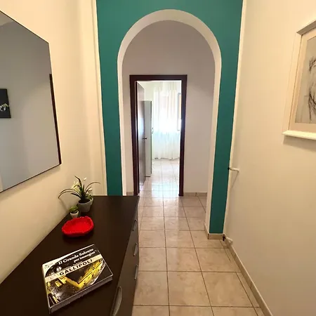 Waterfront Rooms, 150 Mt Dal Mare *